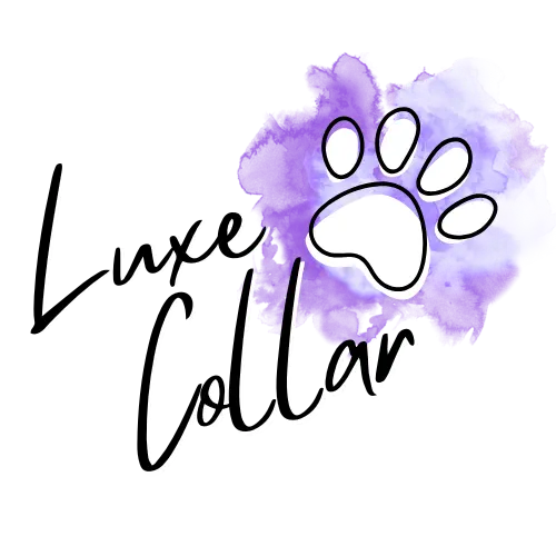 Logo für Luxe Collar mit stilvollem schwarzem Skripttext und einem großen schwarzen Pfotenabdruck auf einem lila Aquarellhintergrund.