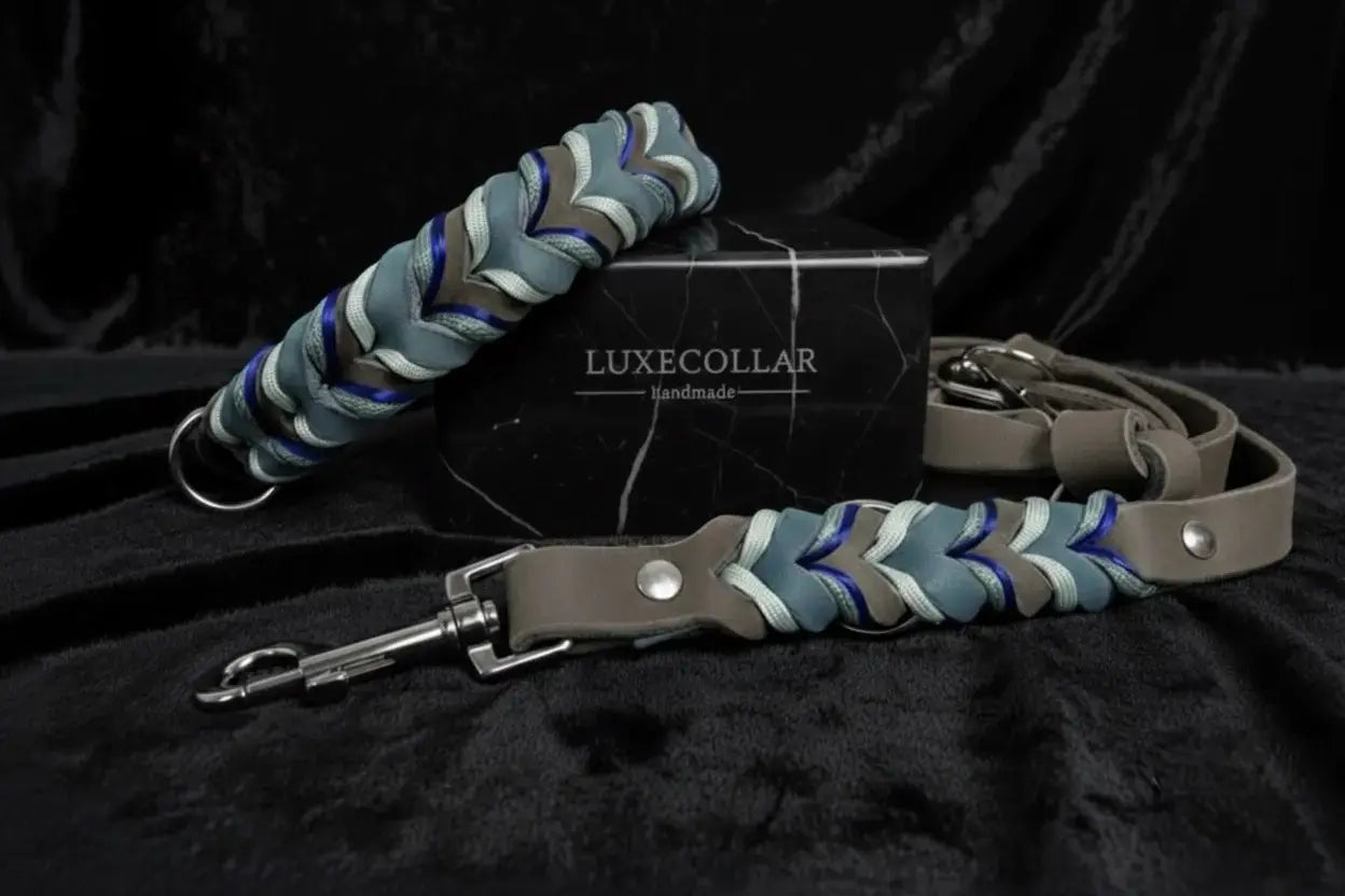 Handgefertigtes LuxeCollar Hundehalsband und Leine Set in Blau und Grau mit geflochtenem Design auf schwarzem Hintergrund