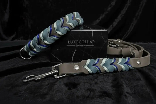 Handgefertigtes LuxeCollar Hundehalsband und Leine Set in Blau und Grau mit geflochtenem Design auf schwarzem Hintergrund